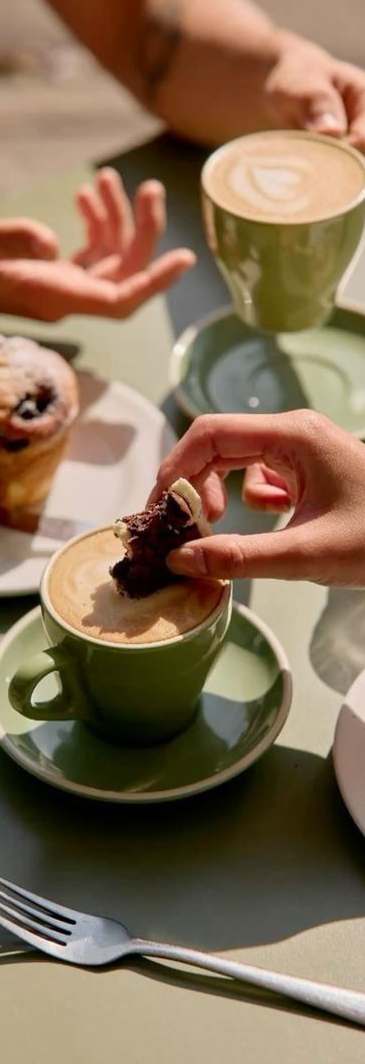 Vrienden drinken samen koffie aan een zonnige tafel