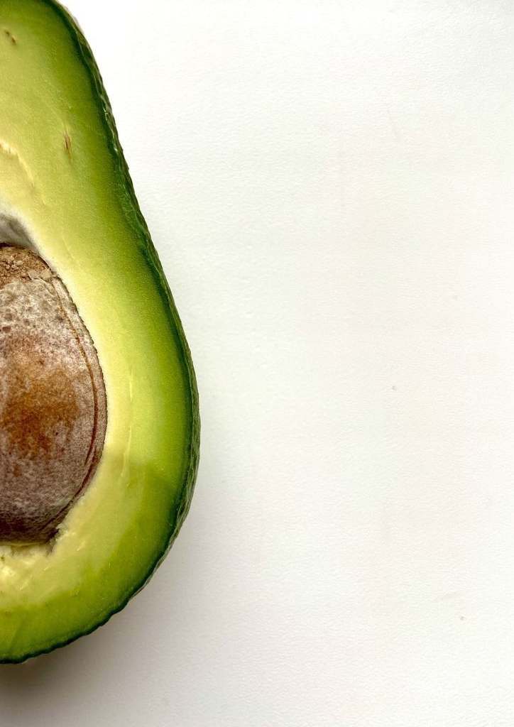 Verse avocado doormidden gesneden